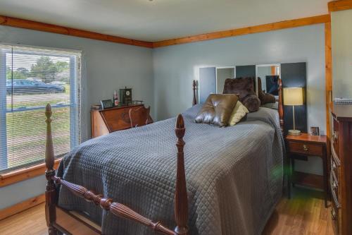 1 dormitorio con cama y ventana en Cozy Cabin Near Lake Hartwell and Clemson University, en Anderson