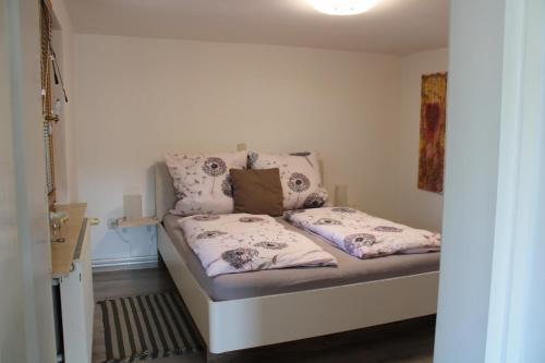 łóżko z 2 poduszkami w pokoju w obiekcie Kuća za odmor Slamek w mieście Sveti Martin na Muri