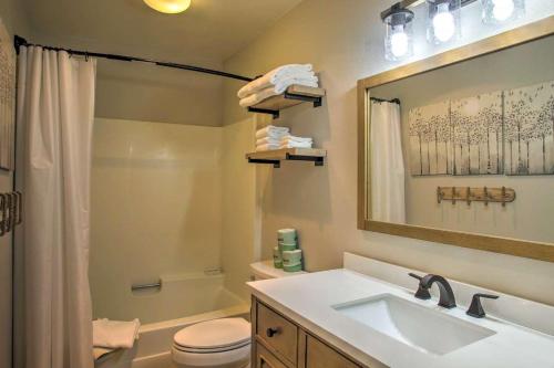 ein Badezimmer mit einem Waschbecken, einem WC und einem Spiegel in der Unterkunft Stoneridge Resort in Blanchard