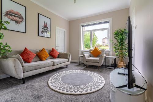 Oleskelutila majoituspaikassa 4 Bedrooms Homely House - Sleeps 6 Comfortably with 6 Double Beds,Glasgow, Free Street Parking, Business Travellers, Contractors, & Holiday-Goers, Near All Major Transport Links in Glasgow & City Centre