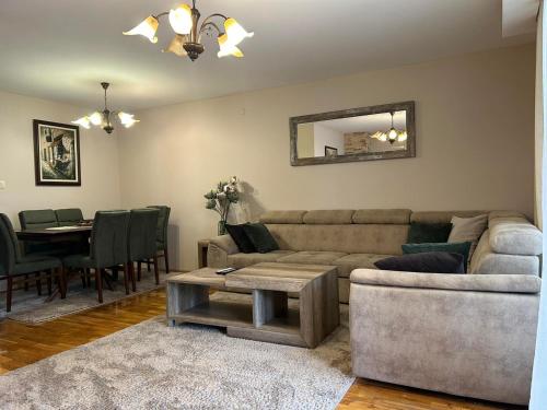 sala de estar con sofá y mesa en Blanka Sea View Apartments en Kotor