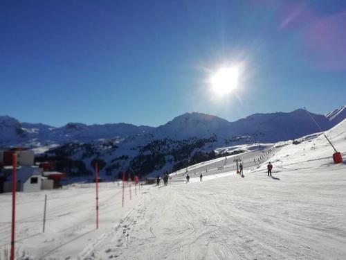 een groep mensen die skiën op een besneeuwde helling bij J'Aime la montagne in Mâcot La Plagne