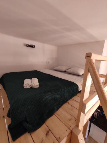 - une chambre avec un lit et 2 serviettes dans l'établissement Apartament Katedralna Centrum, à Częstochowa