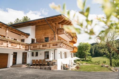 ein Haus auf dem Land mit einem Innenhof in der Unterkunft Edenhauserhof in Innsbruck