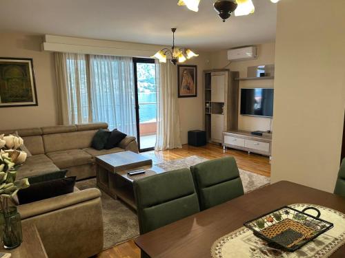 Televisyen dan/atau pusat hiburan di Blanka Sea View Apartments