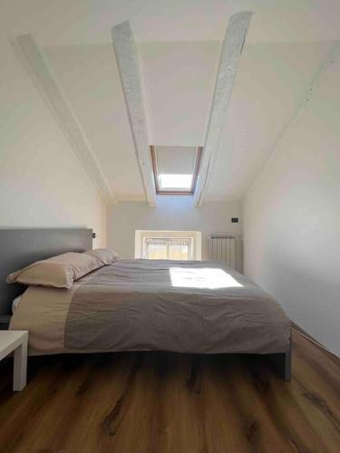een slaapkamer met een groot bed in een kamer bij La mansardina in Trieste