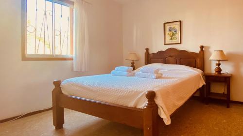 een slaapkamer met een bed met blauwe handdoeken bij Click&Guest - Red Rock Apartment in Maspalomas in Playa del Inglés