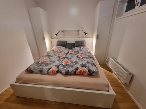un letto in una piccola stanza con fiori di Kungsberget - Åhus B a Järbo