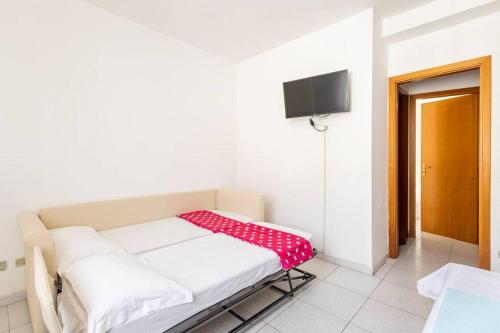 a room with a bed with a red and white blanket at Stella Marina in Scilla