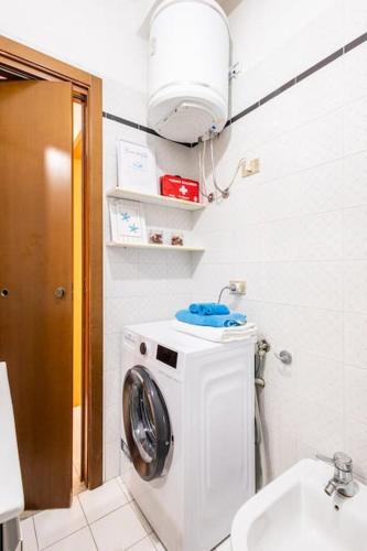 a bathroom with a washing machine and a sink at Stella Marina in Scilla