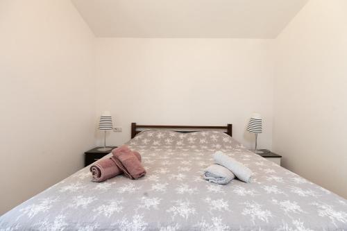 una camera con un letto con due cuscini sopra di Holiday house Hana a Rovigno (Rovinj)
