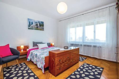 - une chambre avec un lit, une chaise et une fenêtre dans l'établissement Home away from home, à Šmrika