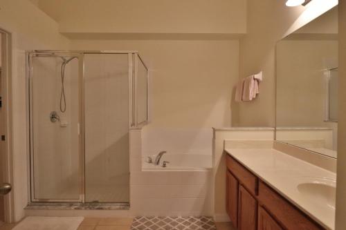 Ένα μπάνιο στο 762 Watersong Resort by Orlando Holiday Rental Homes