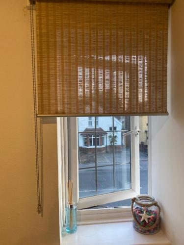 a window with a brown blind on a window sill at Bittern Lodge Homestay with Free Parking & Parking for cruise available, Full access to kitchen in Southampton in Southampton