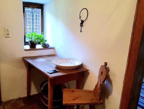 um quarto com uma mesa de madeira, um espelho e uma cadeira em Historisches Refugium in der Altstadt von Ebersberg em Ebersberg