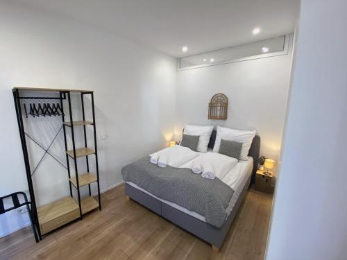 1 dormitorio con 1 cama grande y espejo en NOMO 2 Zimmer Altstadt Apartment Villingen im Schwarzwald en Villingen-Schwenningen