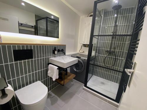 een badkamer met een douche, een toilet en een wastafel bij NOMO 2 Zimmer Altstadt Apartment Villingen im Schwarzwald in Villingen-Schwenningen