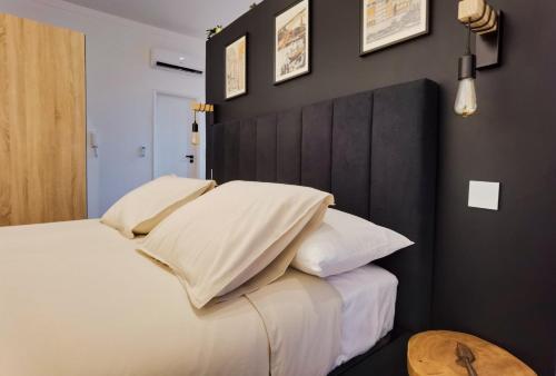 een slaapkamer met een bed met witte lakens en kussens bij Ninho 424 in Porto