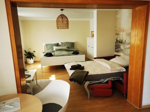 um pequeno quarto com uma cama e um espelho em Ferienwohnung Landblick 