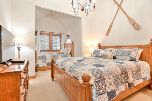 a bedroom with a bed and a tv in it at Aquila Lodge - Unit 5 in Sunriver