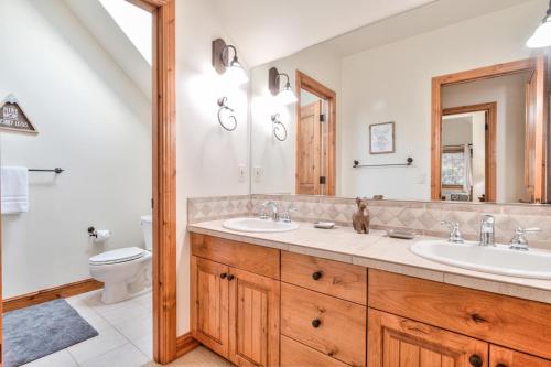 a bathroom with two sinks and a toilet at Aquila Lodge - Unit 5 in Sunriver