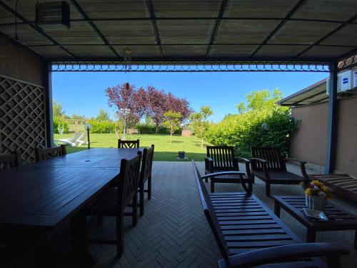 a patio with a table and chairs and a view of a yard at Lemon tree suite al golf in Miglianico