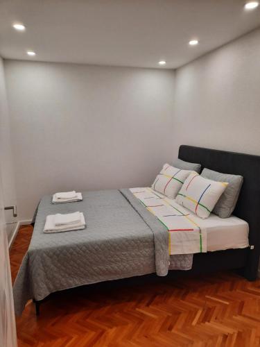 1 dormitorio con 1 cama con 2 toallas en Sarajevo Ilidza, en Sarajevo