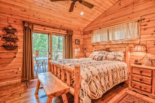 um quarto com uma cama num chalé de madeira em Crane 6 em Bend