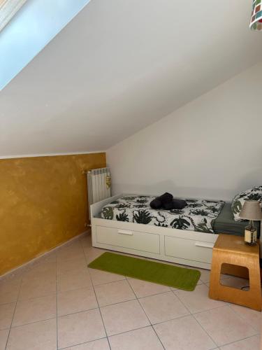 um quarto com uma cama e uma cadeira num quarto em Mavericklodge em LʼAquila