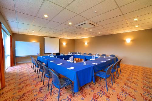 a conference room with a long table and chairs at Brentwood Hotel in Wellington