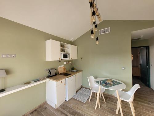 eine Küche mit einem Tisch und Stühlen im Zimmer in der Unterkunft Air marin in La Bernerie-en-Retz