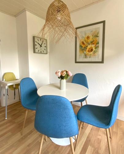 Χώρος καθιστικού στο Bright 2BR Family-friendly Home -BASF - Free Parking - Super Fast WIFI