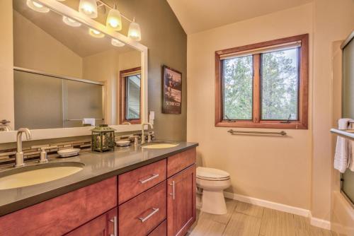 a bathroom with two sinks and a toilet and a mirror at Tan Oak - Unit 37 in Sunriver