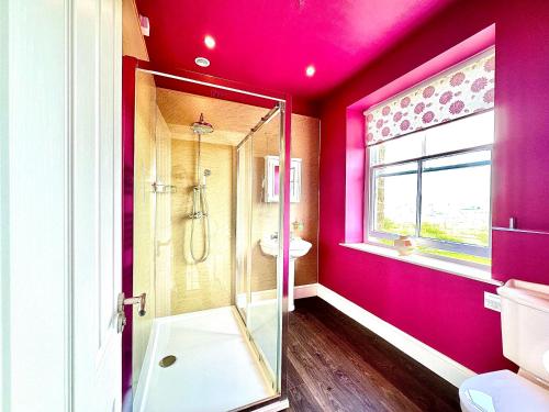 baño púrpura con ducha y lavabo en Greendale Teahouse and Rooms, en Chatburn