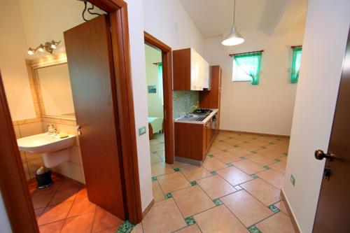 ein großes Bad mit einem Waschbecken und einer Theke in der Unterkunft Casa Vacanze Rosy " Nel Centro" in Palinuro
