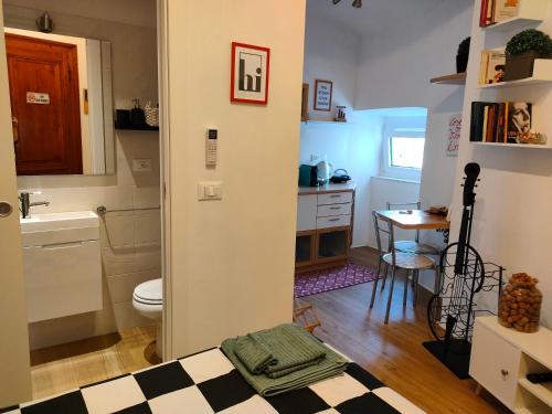 uma casa de banho com um lavatório, um WC e uma mesa em Volta 8 rooms em Trieste