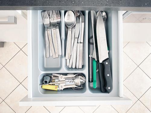 a drawer filled with utensils in a kitchen at Gemütliche Ferienwohnung fußläufig am Markkleeberger See in Markkleeberg