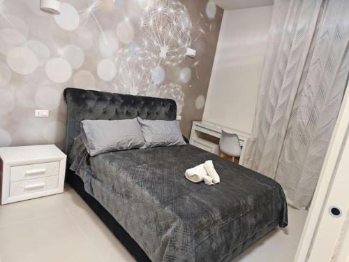 un dormitorio con una cama con un animal de peluche en Casa Annabel, en Pavia