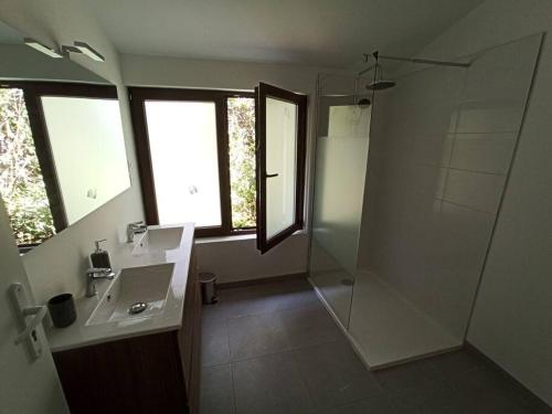 ein Bad mit einer Dusche, einem Waschbecken und einer Dusche in der Unterkunft Magnifique pigeonnier rénové classé 3 étoiles in Catus