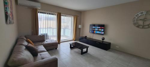 Μια τηλεόραση ή/και κέντρο ψυχαγωγίας στο Large Apartment in Marsascala. sleeps 6
