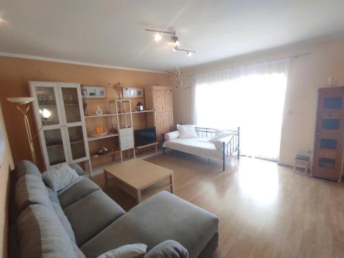 un soggiorno con divano e tavolo di Apartman Mila a Novi Vinodolski