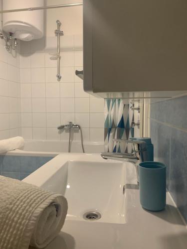 lavabo blanco en el baño con bañera en Villa Fragola, en Doli