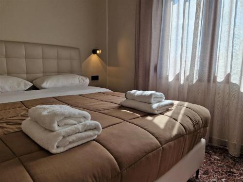 Un dormitorio con una cama con toallas. en Mosaic Apartments, en La Canea