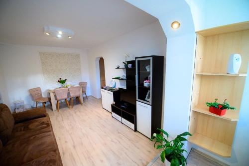 ein Wohnzimmer mit einem Tisch und einem Esszimmer in der Unterkunft Alice Apartment in Arad