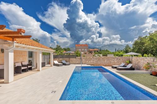 Kolam renang di atau dekat dengan Apartment Holiday home DoMa, Čilipi near Dubrovnik