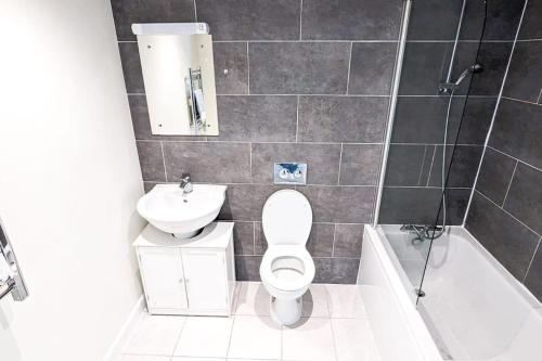 a bathroom with a toilet and a sink at 1 bedroom city centre apartment in Birmingham