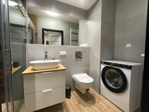 Koupelna v ubytování URBAN APARTMENTS PREMIUM, Opolska 10 No 67B, Free Garage, Self Check-in