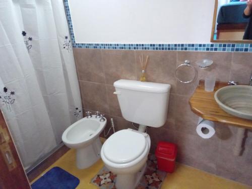 卡法亞特的住宿－Crisol.，浴室配有卫生间、盥洗盆和淋浴。