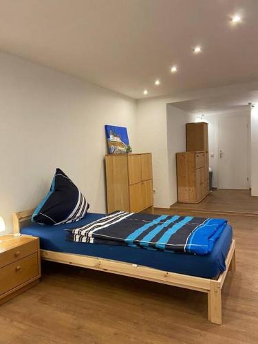 um quarto com uma cama com um colchão azul em Gemütliches Apartment für Monteure em Recklinghausen