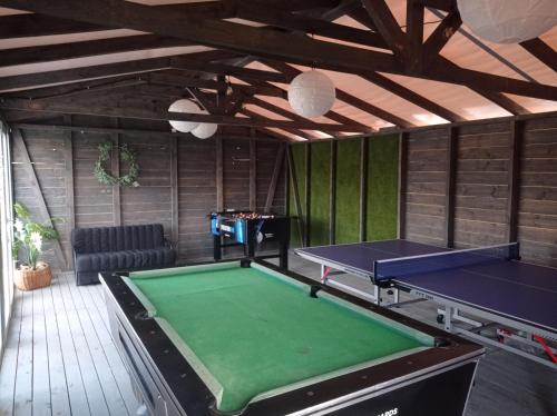 mesa de ping pong en una habitación con mesa de ping pong en Domki nad morzem, Laba Rusinowo koło Jarosławca,, en Rusinowo